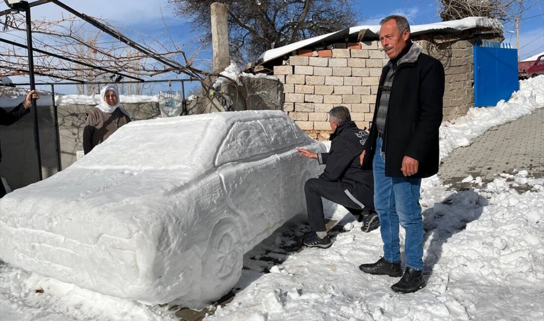 SİVAS (AA) – Sivas'ın Gemerek ilçesinde bir kişinin evinin önüne