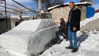 SİVAS (AA) – Sivas'ın Gemerek ilçesinde bir kişinin evinin önüne