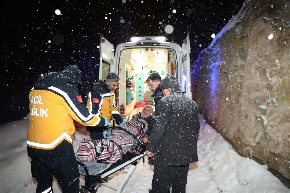 SİVAS (AA) – Sivas'ta kalp hastası kadın, kar nedeniyle kapalı