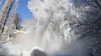 - Gemerek ilçesindeki Sızır Şelalesi, soğuk havanın etkisiyle dondu