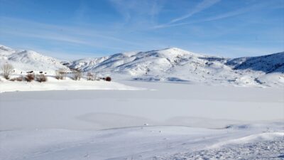SİVAS (AA) – Sivas'ta soğuk hava nedeniyle Yıldız Göleti'nin yüzeyi