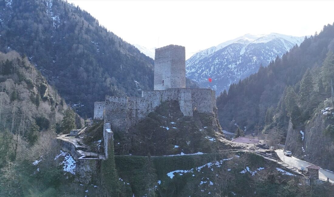 - Rize'nin Çamlıhemşin ilçesindeki Çat Vadisi'nde sarp kaya üzerine kurulu