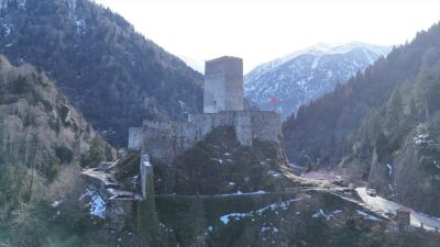 - Rize'nin Çamlıhemşin ilçesindeki Çat Vadisi'nde sarp kaya üzerine kurulu