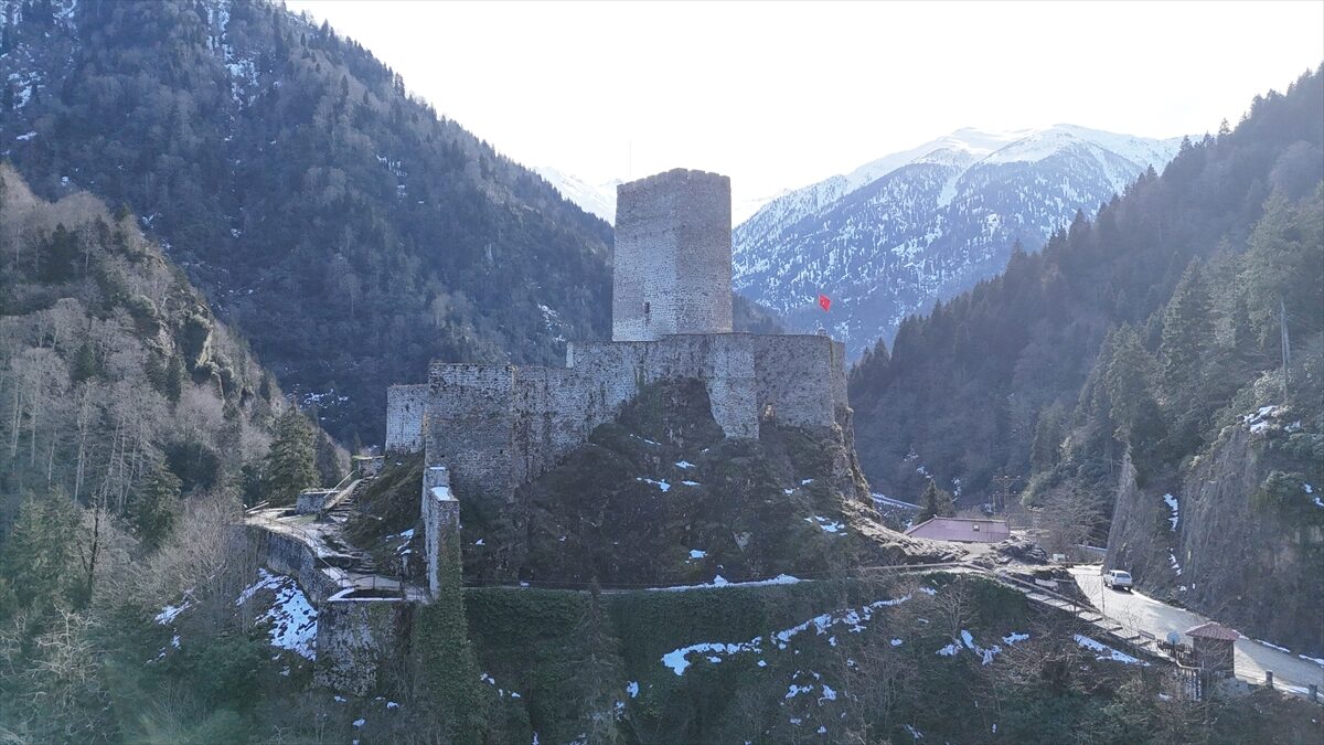 - Rize'nin Çamlıhemşin ilçesindeki Çat Vadisi'nde sarp kaya üzerine kurulu