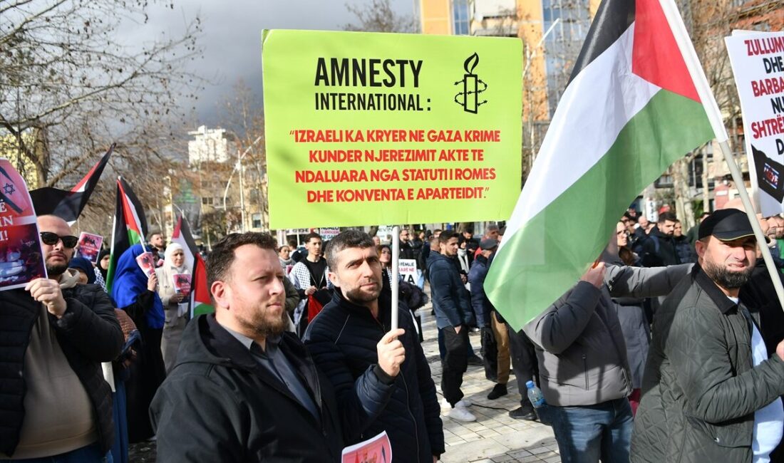 TİRAN (AA) – Arnavutluk'un başkenti Tiran'da düzenlenen Filistin'e destek gösterisinde,
