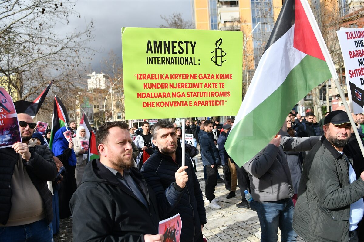 TİRAN (AA) – Arnavutluk'un başkenti Tiran'da düzenlenen Filistin'e destek gösterisinde,