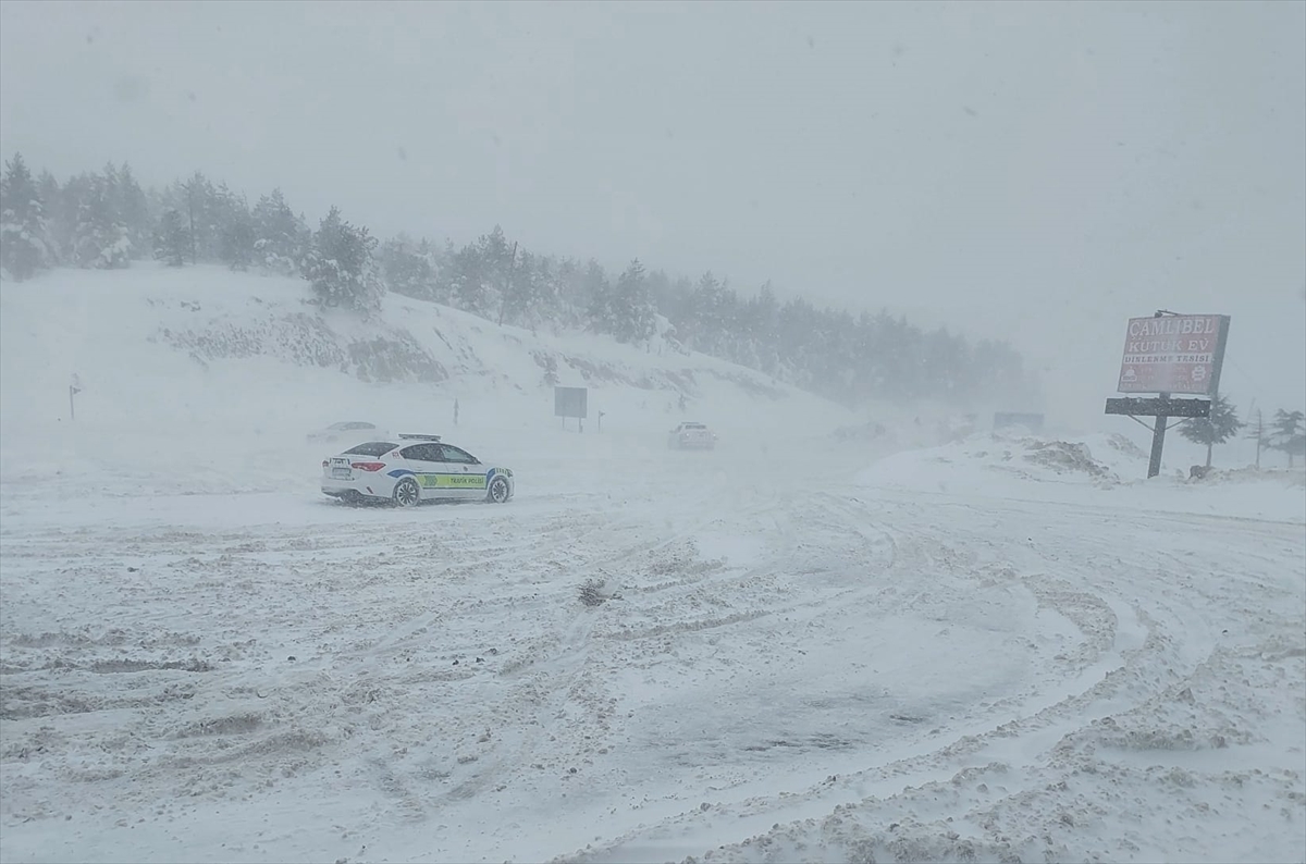 TOKAT (AA) – Tokat-Sivas kara yolunda kar yağışı ve tipi