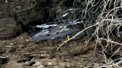 TOKAT (AA) – Tokat’ın Niksar ilçesinde uçurumdan yuvarlanan elektrikli bisiklet