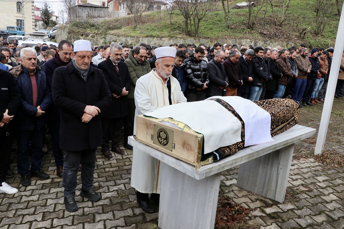 TRABZON (AA) – Trabzon'un Ortahisar ilçesinde saç ekimi operasyonu esnasında