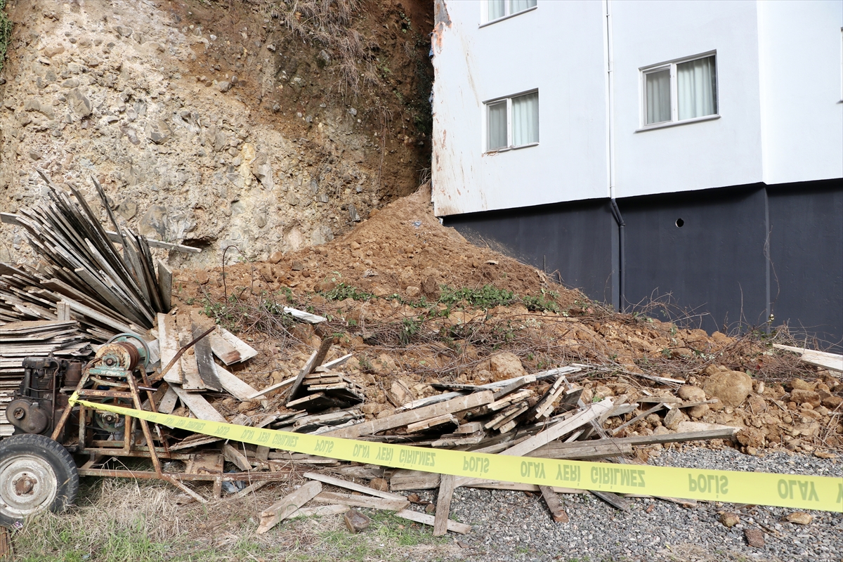 TRABZON (AA) – Trabzon'un Vakfıkebir ilçesinde meydana gelen toprak kaymasından