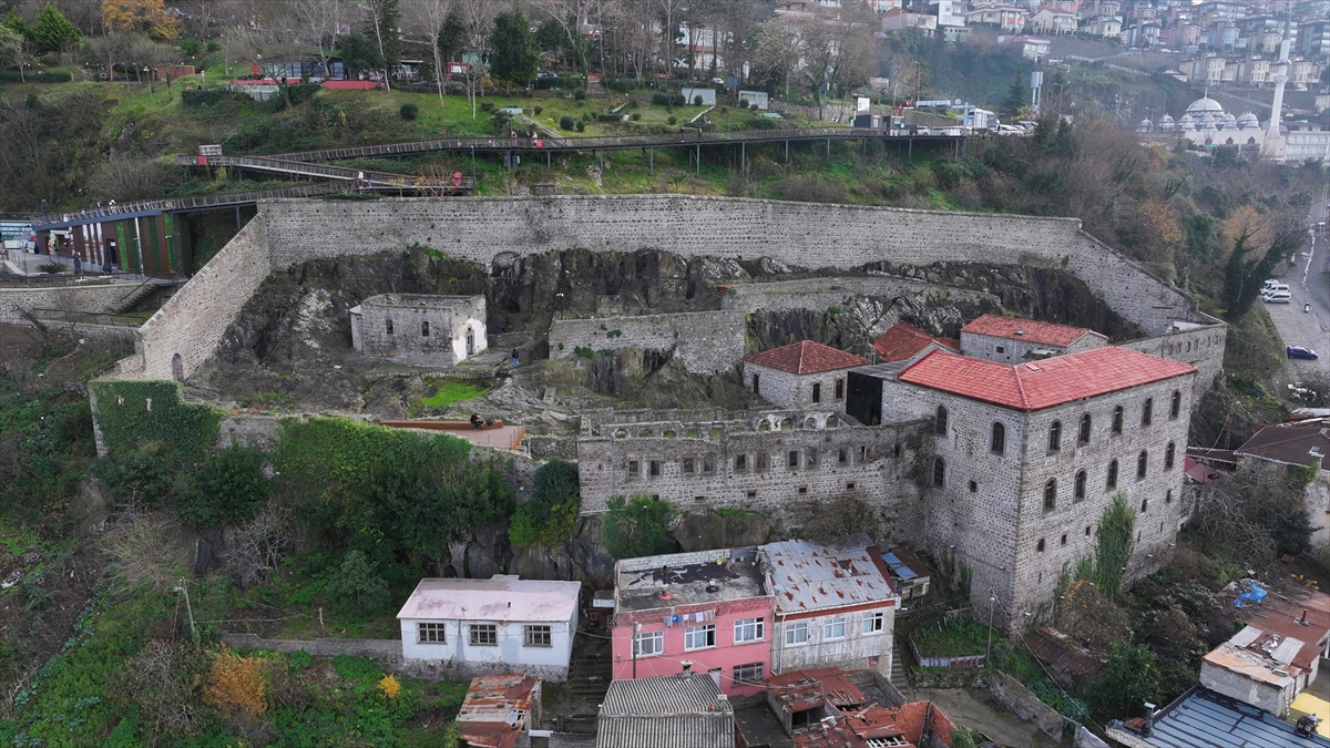 - Tarihi ve kültürel dokusunun yanı sıra dizi çekimleri ve