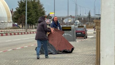 UŞAK (AA) – Uşak'ta etkili olan fırtına nedeniyle bazı evlerin