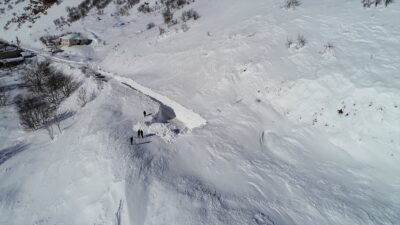 VAN (AA) – Van-Çatak kara yolunda çığın düştüğü noktada kar