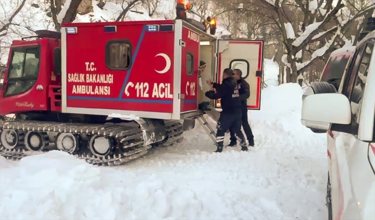 VAN (AA) – Van'da çığ tehlikesi nedeniyle yolu kapanan Bahçesaray