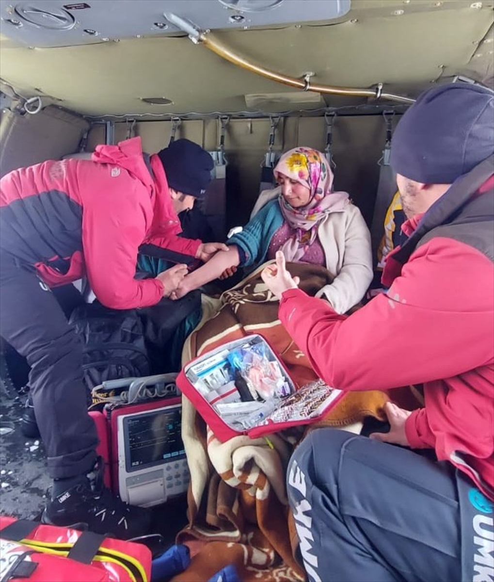 VAN (AA) – Kar ve tipi nedeniyle yolu kapanan Van'ın