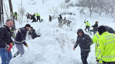 - İlçe merkezindeki başka bir mahalleye düşen çığ nedeniyle bazı