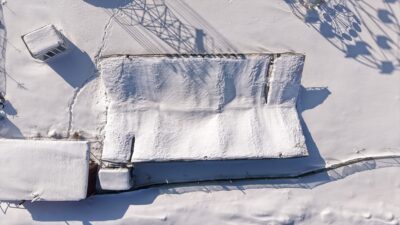 VAN (AA) – Van'ın Erciş ilçesinde kar nedeniyle lunaparktaki bir