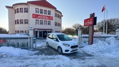 - Erciş ilçesinde karla kaplı yolları aşarak en ücra mahallelere