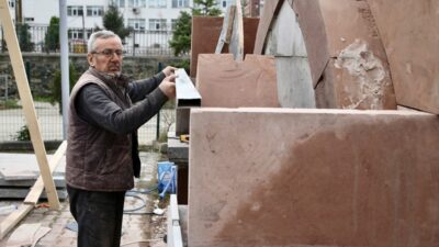 - Giresun'da doğal taş kullanılarak yapılan bir caminin inşaatında yardım