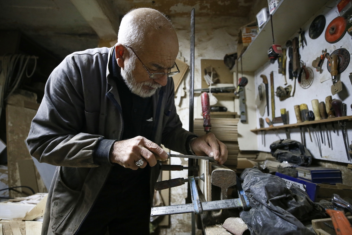 - Gençlik yıllarında eniştesinden öğrendiği zanaatla hayatını kazanan 73 yaşındaki