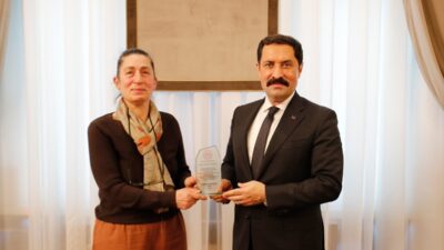 HATAY (AA) – Hatay Valisi Mustafa Masatlı, ninesinden öğrendiği ipek