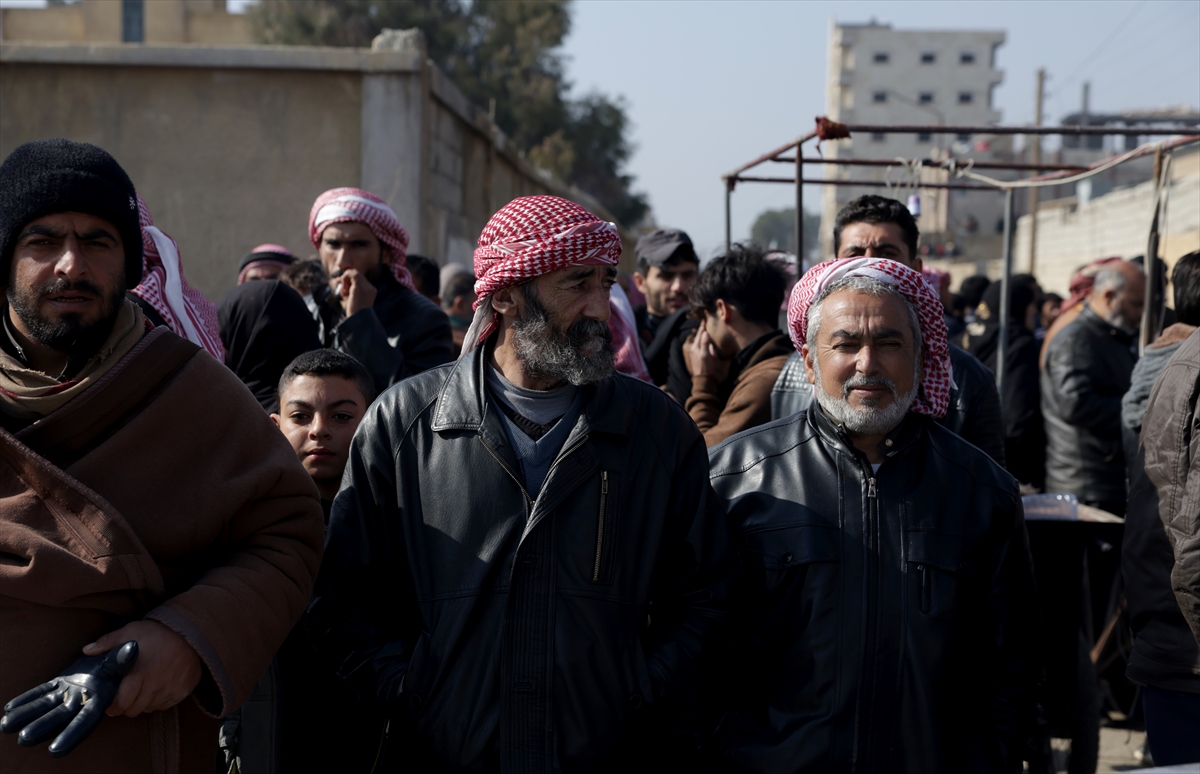 - Rakka’nın Meskene ilçesinden geldiğini belirten Ahmed Abdullah el-Hafaci:
- "16