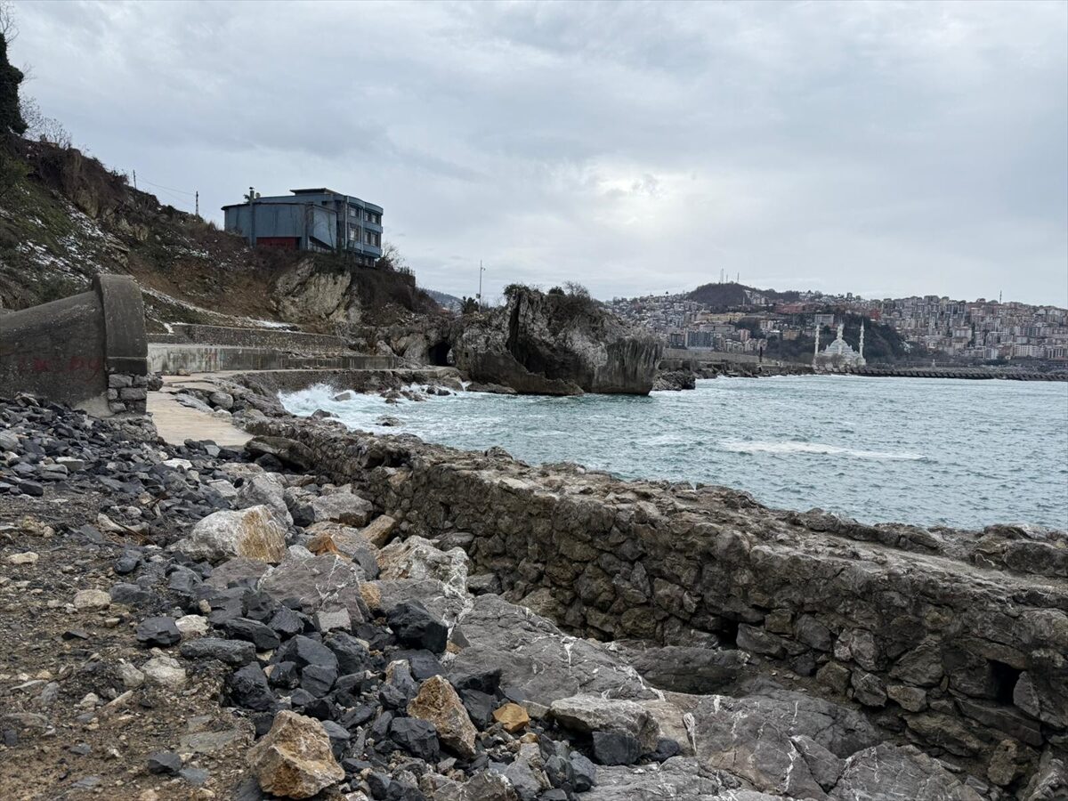 ZONGULDAK/SAKARYA (AA) – Zonguldak ve Sakarya'da kuvvetli rüzgar etkili oldu.