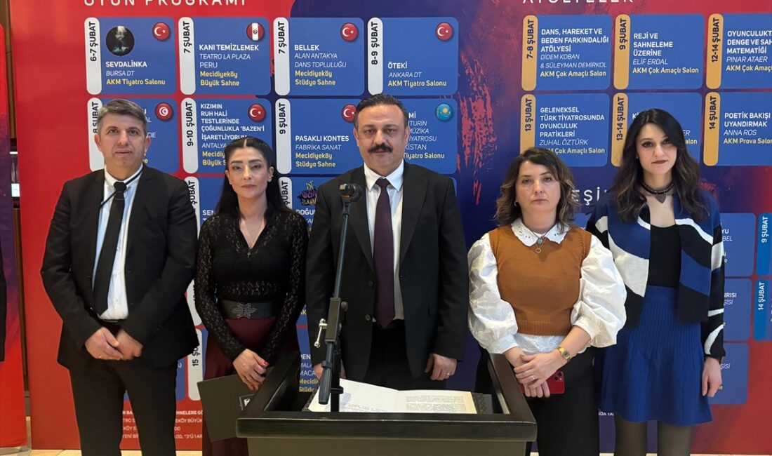 - İstanbul Devlet Tiyatroları Genel Müdürü Mehmet Fatih Dokgöz:
- "Kadın