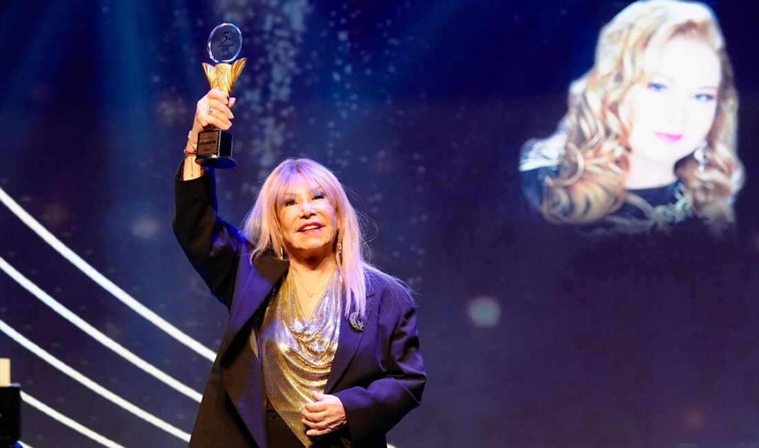 - Bedia Akartürk ve Fatih Kısaparmak'ın onur ödülüne değer görüldüğü