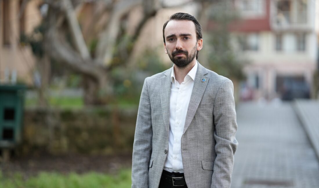 - Yönetmen Enes Yardımcı:
- "Bizim umuda ihtiyacımız var. Aslında biraz