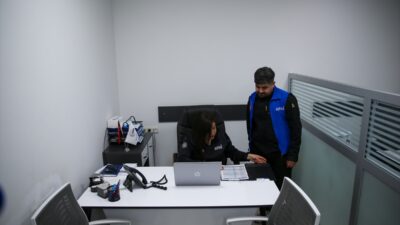 - Hatay'da 6 Şubat 2023'teki depremlerde kaybettiği babası ve kardeşinin