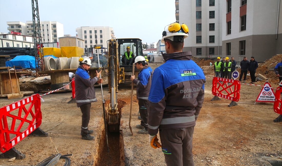 - Kahramanmaraş merkezli depremlerden etkilenen kentte Aksa Doğalgaz tarafından 3