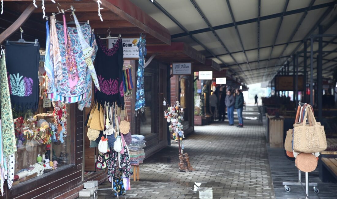 - Hatay'da 6 Şubat 2023'teki depremlerin ardından esnafın ticari faaliyetlerini