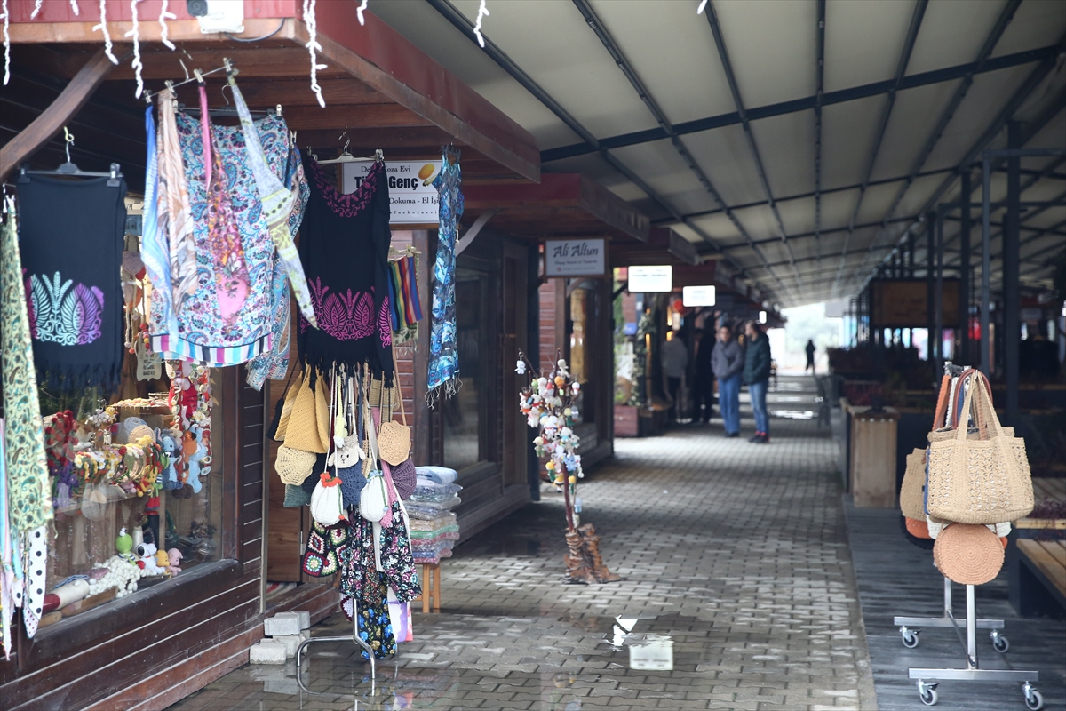 - Hatay'da 6 Şubat 2023'teki depremlerin ardından esnafın ticari faaliyetlerini