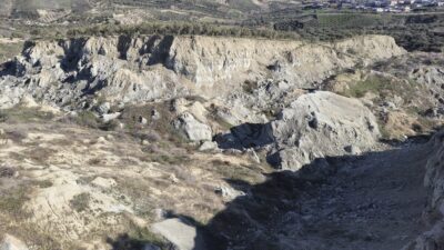 - Altınözü ilçesinde 3 yıl önceki depremlerde meydana gelen 400