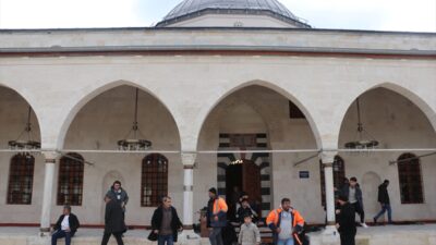 - Kahramanmaraş merkezli depremlerde 384 caminin hasar gördüğü Hatay'da, 118