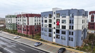 - Kahramanmaraş merkezli depremlerden etkilenen Adana ve Hatay'da inşa edilen