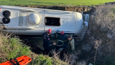 ADANA (AA) – Adana'nın Ceyhan ilçesinde öğrenci servisinin dereye düşmesi