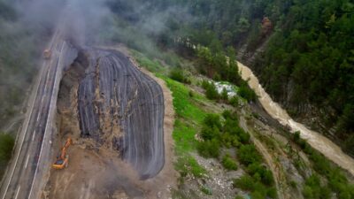 ADANA (AA) – Adana'da heyelan nedeniyle Feke-Saimbeyli kara yolunda ulaşım