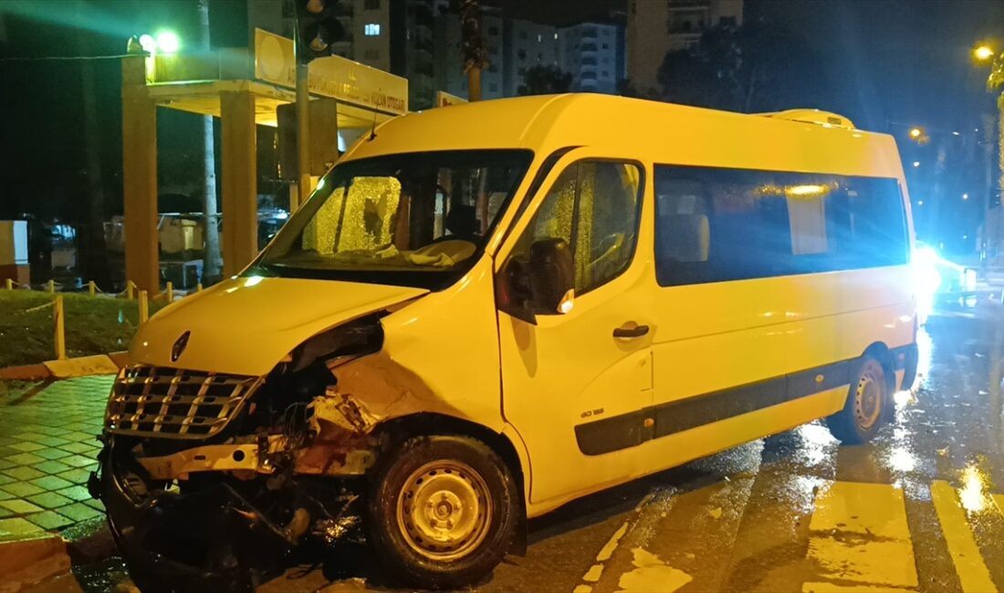 ADANA (AA) – Adana'nın Kozan ilçesinde otomobille minibüsün çarpışması sonucu