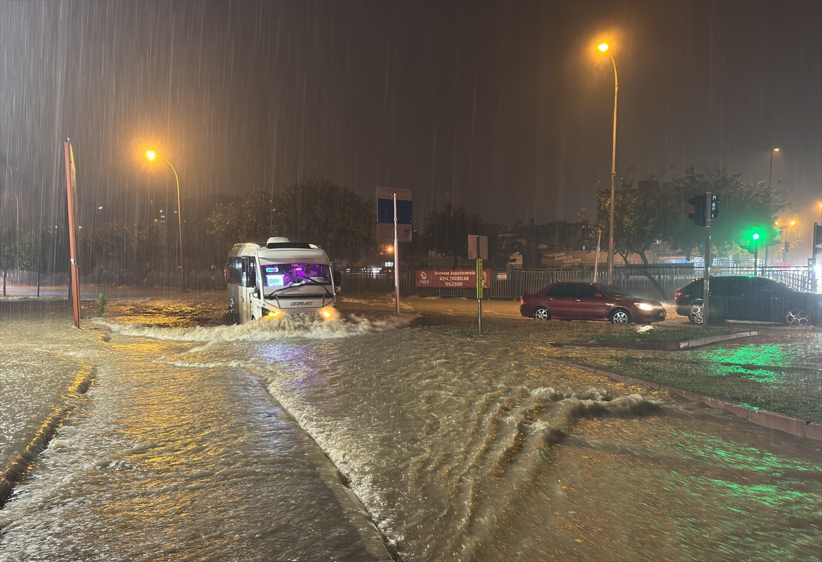 ADANA (AA) – Adana'da etkili olan sağanak nedeniyle cadde ve