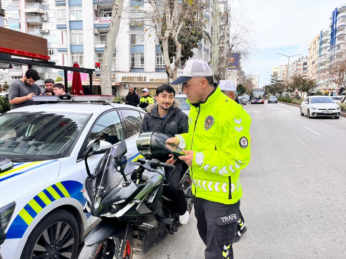 ADANA (AA) – Adana'da dronla yapılan trafik denetiminde yaya geçitlerindeki