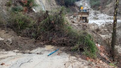 ADANA (AA) – Adana'nın ilçelerinde etkili olan sağanak ulaşımda aksamalara