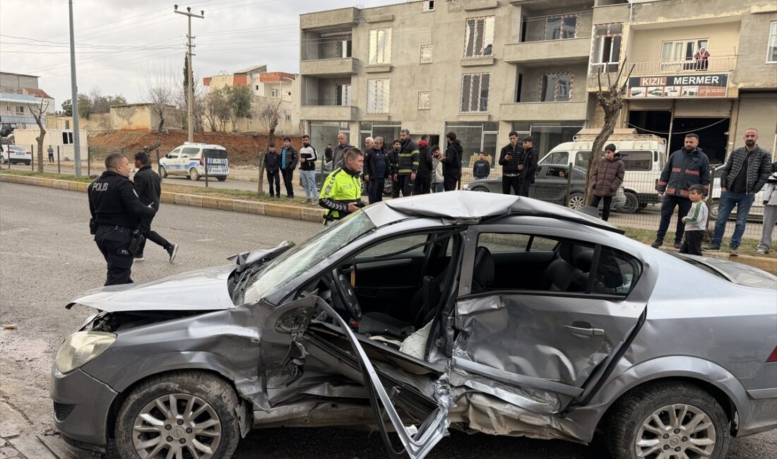 ADIYAMAN (AA) – Adıyaman'ın Kahta ilçesinde bir otomobilin, park halindeki