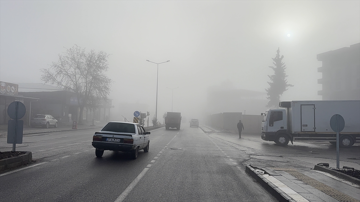 ADIYAMAN (AA) – Adıyaman'da etkili olan sis, görüş mesafesini yer