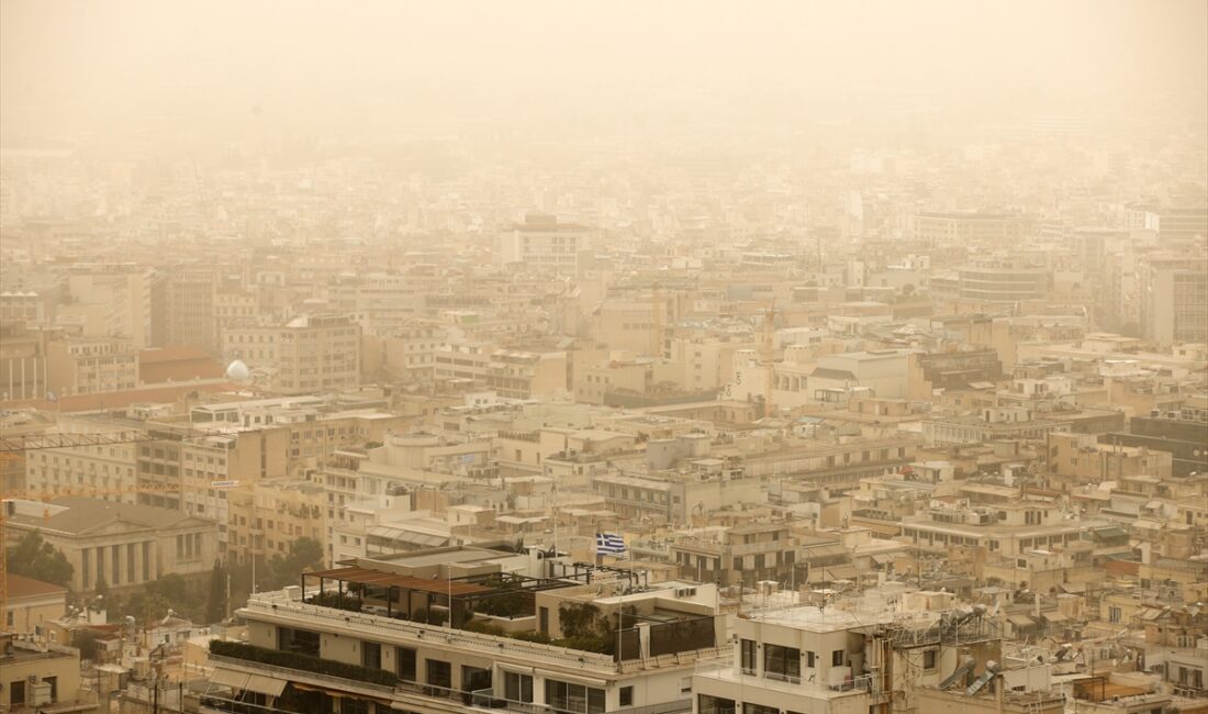ATİNA (AA) – Yunanistan’ın başkenti Atina'da gökyüzü Afrika tozu etkisiyle