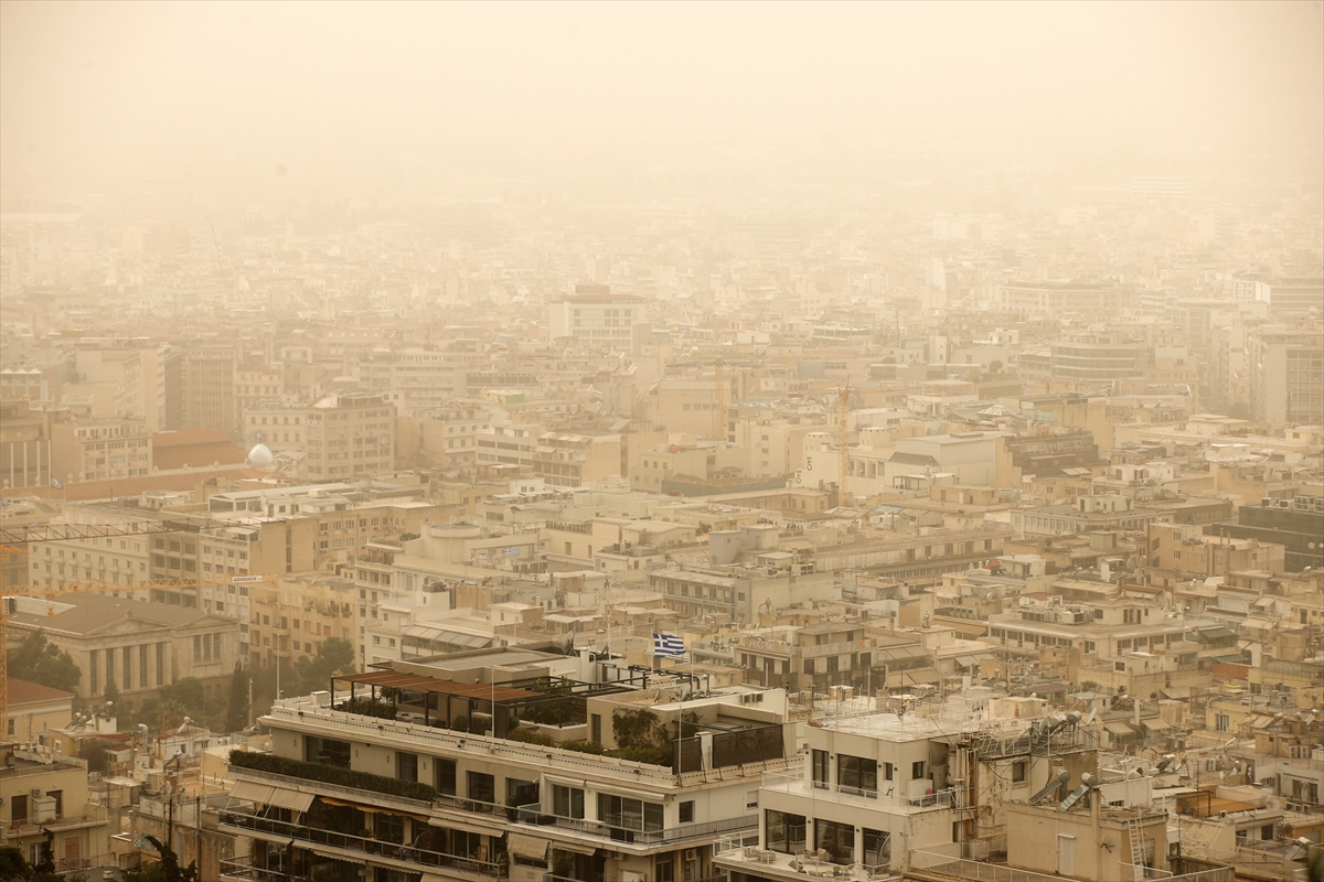 ATİNA (AA) – Yunanistan’ın başkenti Atina'da gökyüzü Afrika tozu etkisiyle