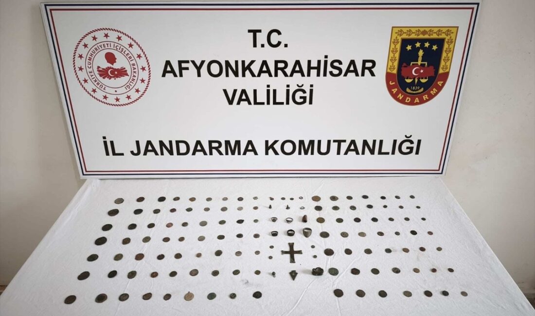 AFYONKARAHİSAR (AA) – Afyonkarahisar'ın İhsaniye ilçesinde bir evde 133 sikke