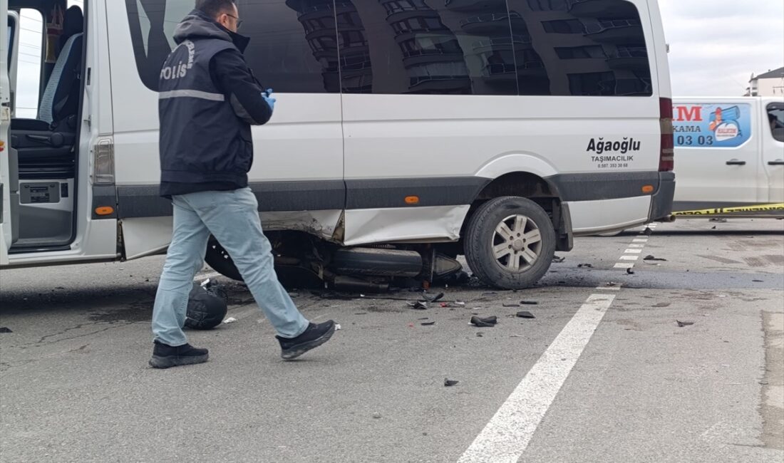 AFYONKARAHİSAR (AA) – Afyonkarahisar'da minibüsün motosiklete çarpması sonucu bir kişi