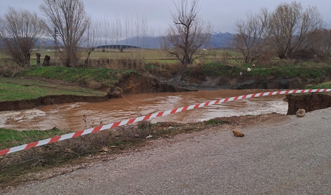 AFYONKARAHİSAR (AA) – Afyonkarahisar'ın Sandıklı ilçesinde etkili olan sağanak nedeniyle